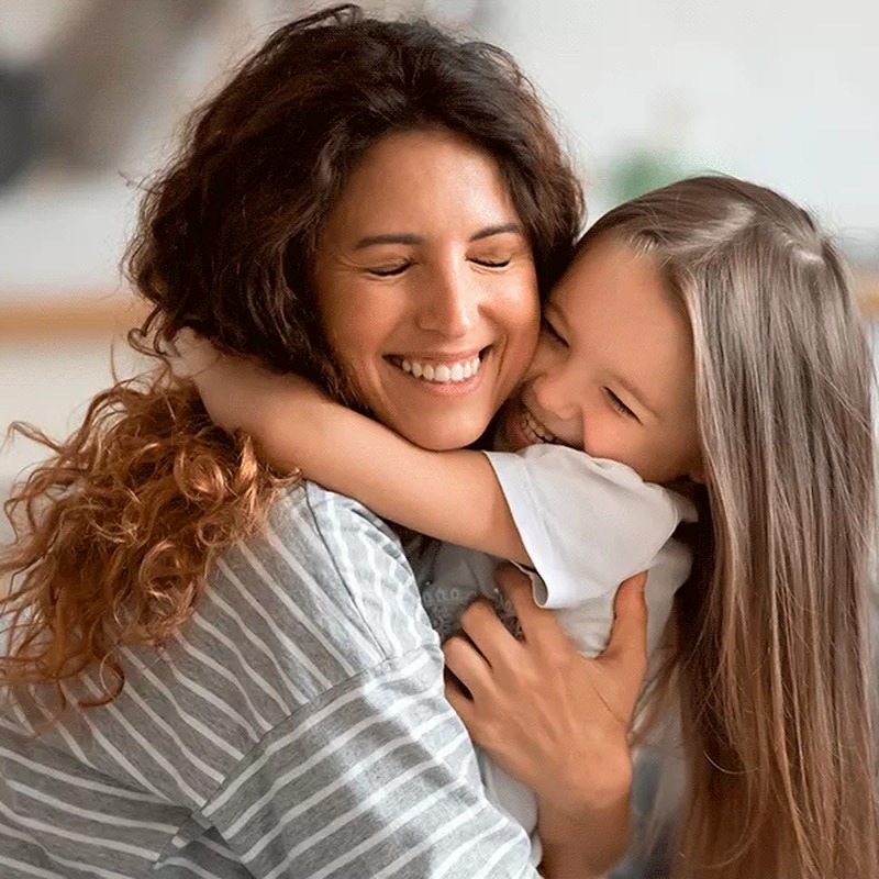 Madre e hija felices tras tratamiento de alergias - Testimonio Isabel Montes NOVOCEN